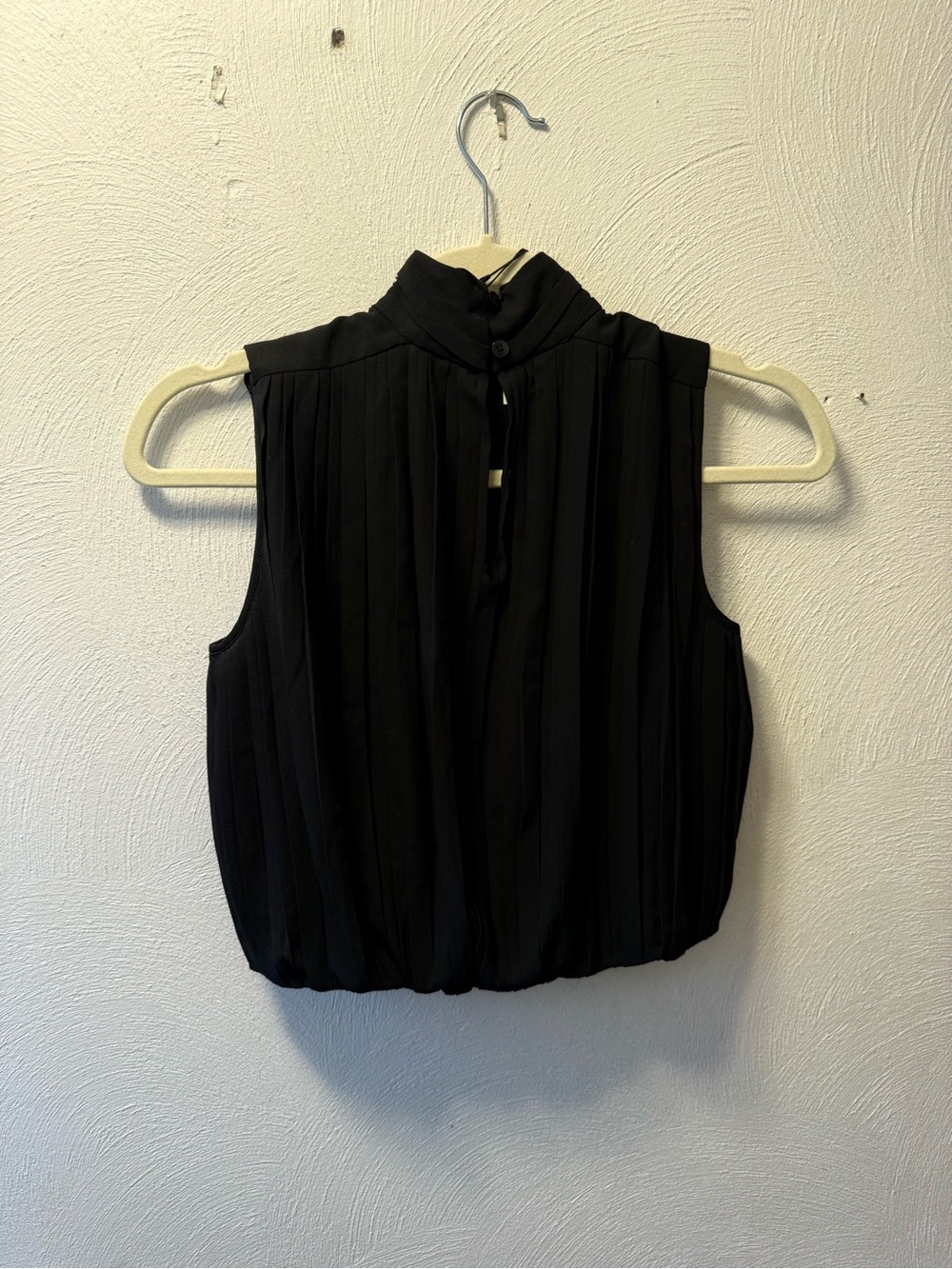 Babaton Aritzia Ezra Pleated Mock Neck Sleeveless Crop Top Black NWT 2XS/XS - Picture 3 of 6